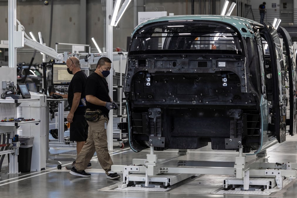 Des employes travaillent dans une usine a fremont, californie, etats-unis