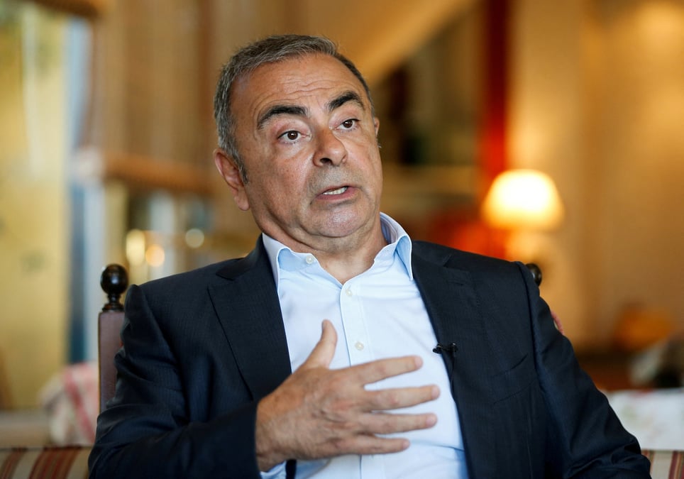 Photo d'archives: l'ancien dirigeant automobile fugitif carlos ghosn fait des gestes pendant qu'il parle lors d'une interview avec reuters a beyrouth