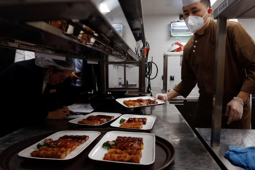 Un chef travaille dans la cuisine d'un hotel a pekin, en chine