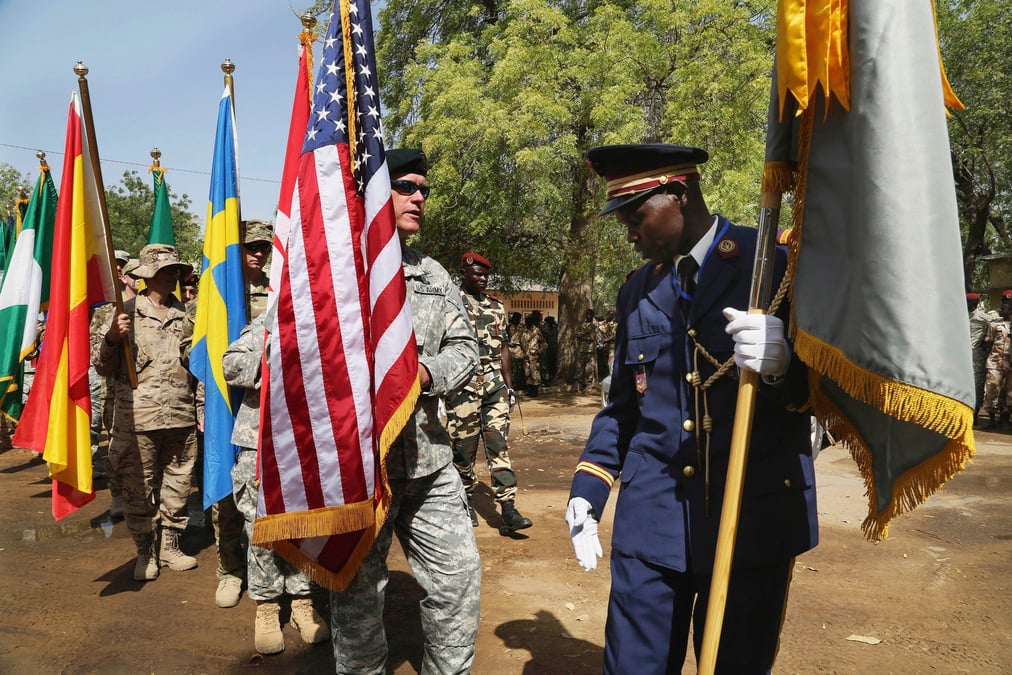 Des soldats participent a la ceremonie d'ouverture de flintlock 2015