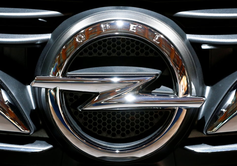 Le logo d'opel au salon de l'automobile de bruxelles
