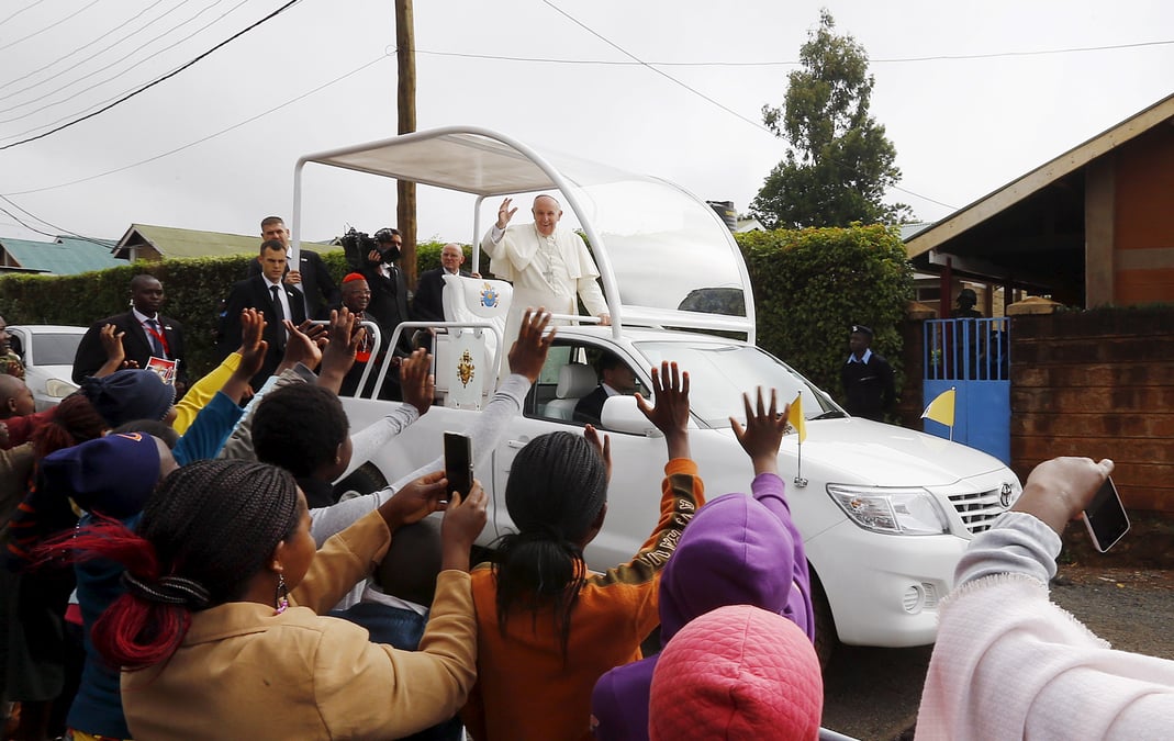 Dans un bidonville de nairobi, le pape denonce les inegalites