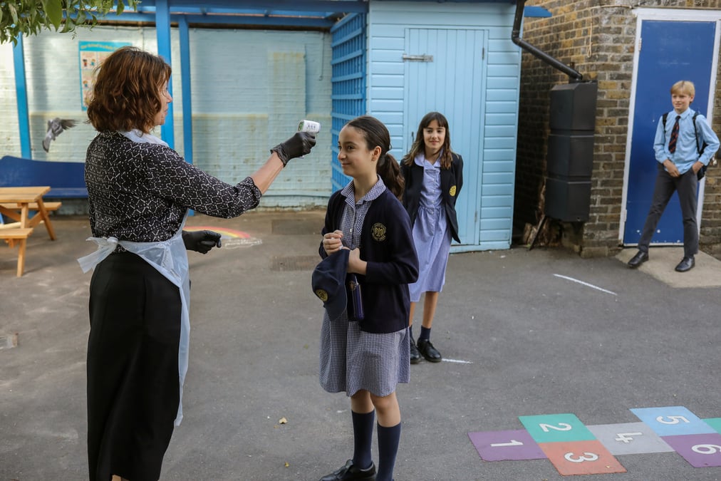 Grande-bretagne : johnson ne veut plus de distanciation sociale pour la rentree scolaire