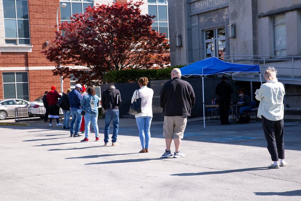 Des gens font la queue devant un centre de carriere a louisville, aux etats-unis