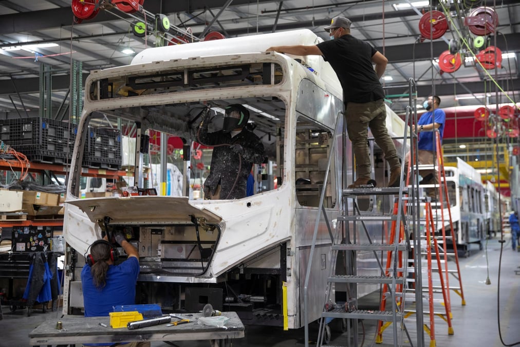 Des travailleurs dans une usine de bus electriques aux etats-unis