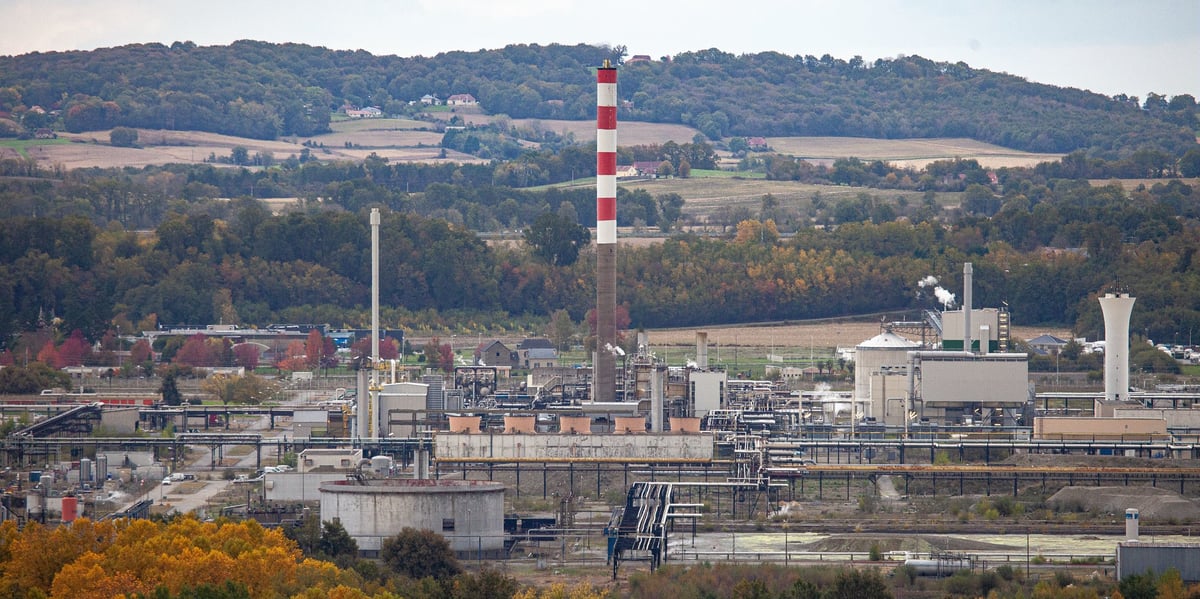 Grâce à une nouvelle chaudière, l'usine Arkema de Lacq, dans les Pyrénées-Atlantiques, ambitionne de réduire ses émissions de CO2 de 4.000 tonnes par an.