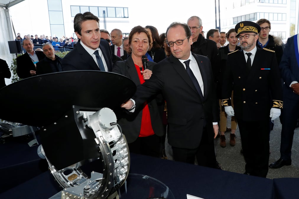 Ayez confiance et la france reussira, dit francois hollande aux francais