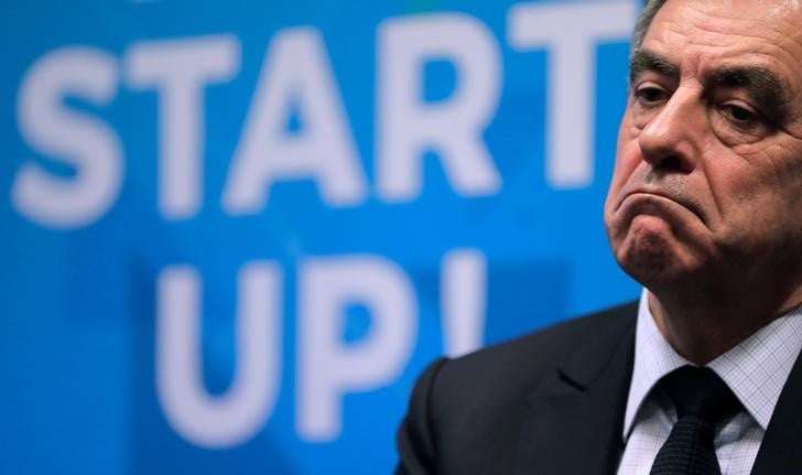 Fillon denonce une "volonte de nuire" du canard enchaine