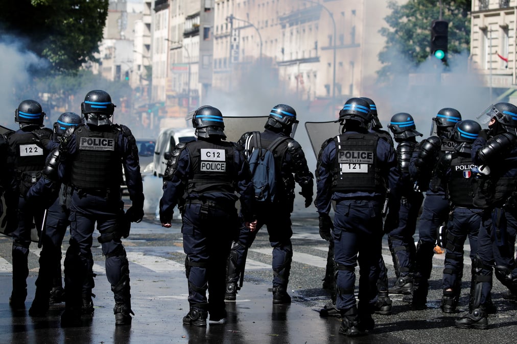 Manifestation a paris : la police a utilise des canons a eau et des gaz lacrymogenes