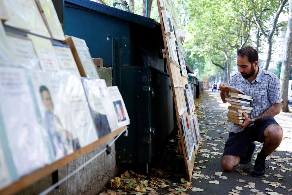 A paris, les bouquinistes des quais de seine saluent le retour des touristes