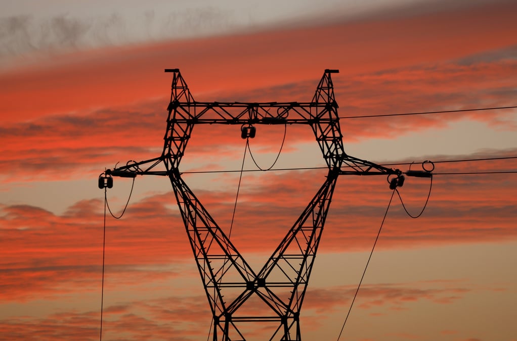 Un pylone pres de la centrale nucleaire d'edf a avoine