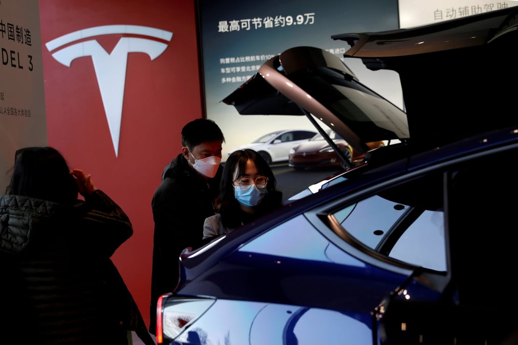 Photo d'archives de visiteurs regardant un suv tesla model y