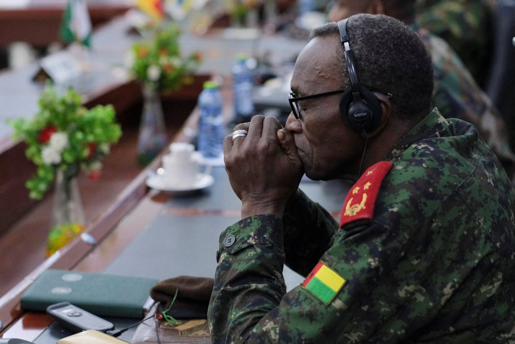 Le personnel militaire assiste a la reunion de la cedeao, a accra, au ghana.