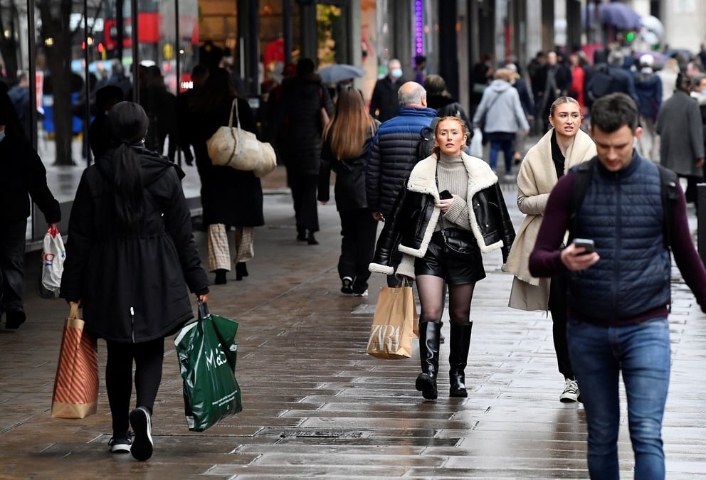 Des acheteurs marchent sur oxford street a londres