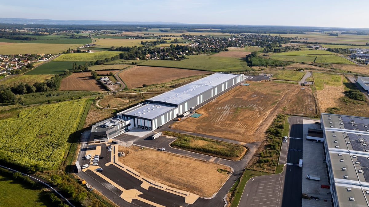La macro-usine 4.0 de Vicky Foods, leader de l'agro-alimentaire espagnol, sort de terre sur la zone clé en main « SaôneOr », près de Chalon-sur-Sâone, en Bourgogne-Franche-Comté.