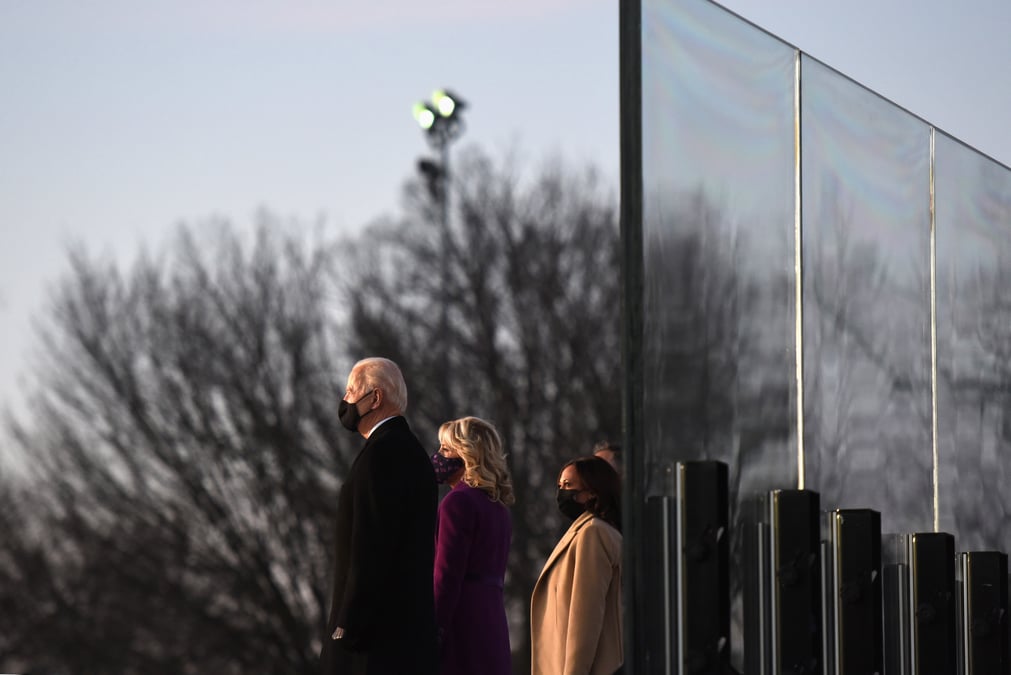 Biden rend hommage aux morts du covid lors d'une ceremonie a washington