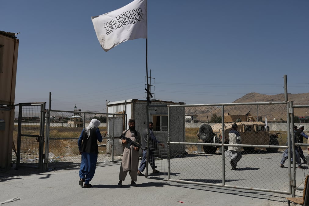 Les taliban vont permettre a 200 americains et d'autres civils de quitter l'afghanistan