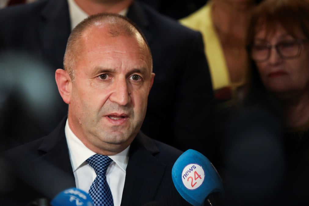 Bulgarie: le president sortant radev en passe d'etre reelu pour un second mandat, d'apres des sondages