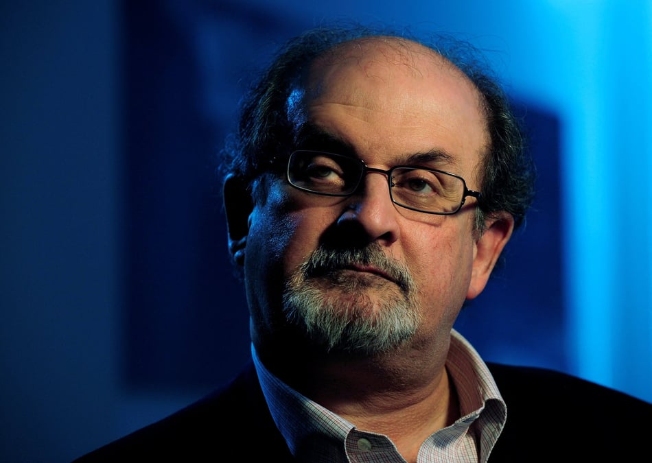 Salman rushdie place sous assistance respiratoire apres avoir ete poignarde aux etats-unis