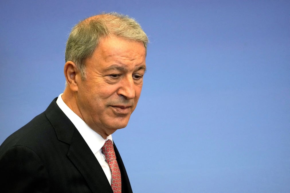 Le ministre turc de la defense hulusi akar arrive a une conference de presse a riga, en lettonie