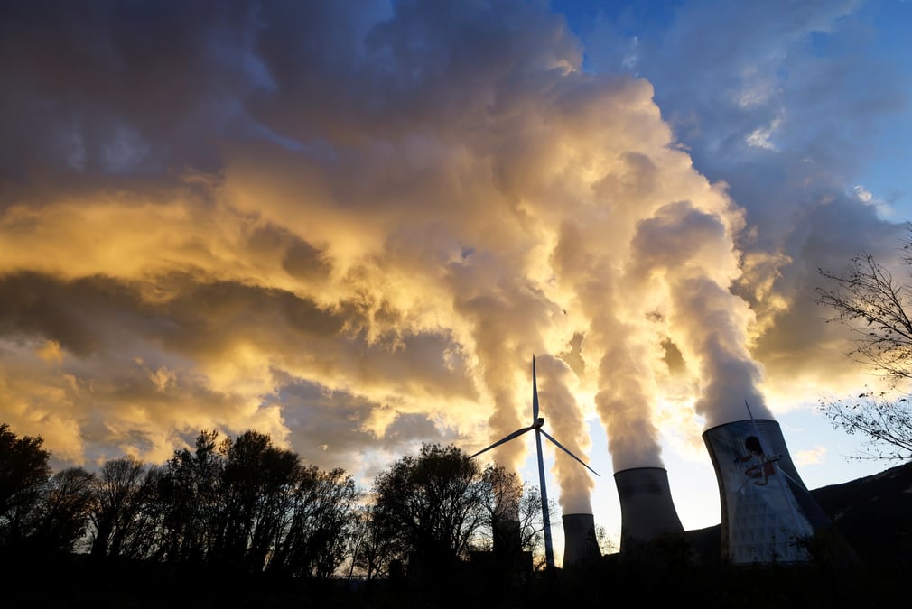 Une eolienne devant une centrale nucleaire a cruas france