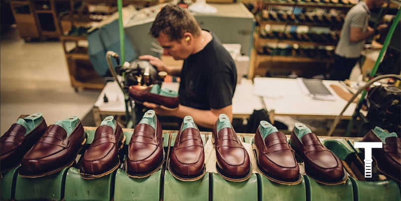 Organisée en différents espaces d’atelier, la manufacture opère entre 180 et 200 gestes pour constituer les chaussures de la marque. Dans ces 180 gestes minimum – d’où l’appellation de « Mocassin 180 » pour le modèle iconique de la marque – toute une kyrielle de savoir-faire.