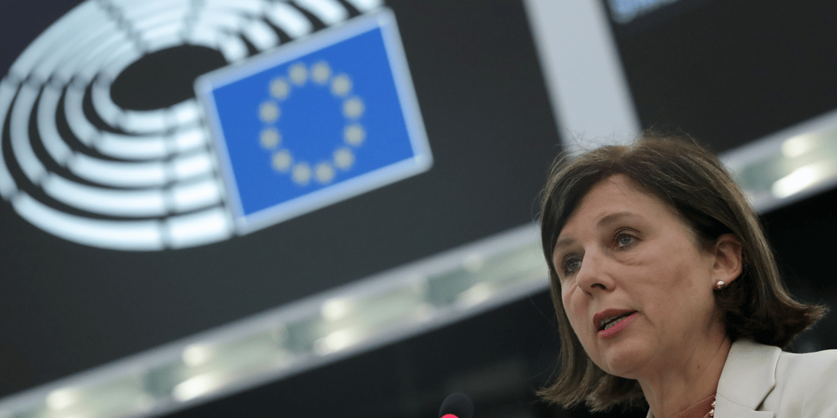 Vera Jourova, responsable du numérique de la Commission européenne et vice-présidente chargée des valeurs et de la transparence, a profité de son déplacement en Chine pour faire passer le message à ses homologues chinois.