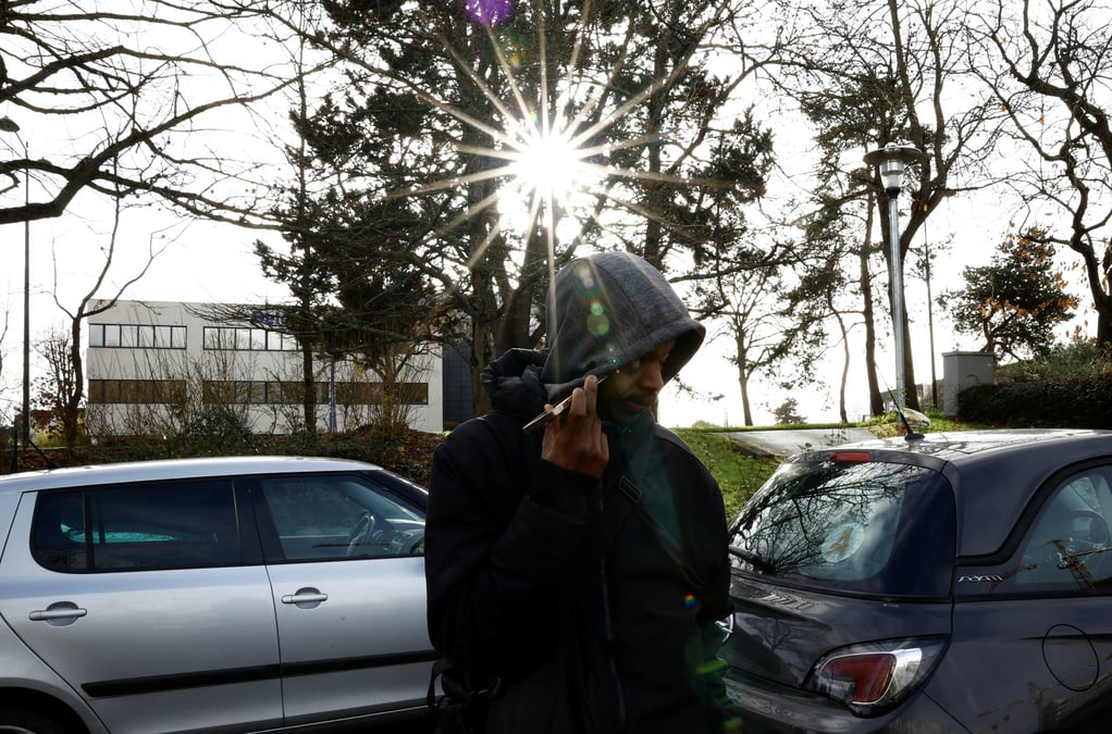 Un boulanger migrant craint d'etre expulse alors que la france debat d'un projet de loi sur l'immigration