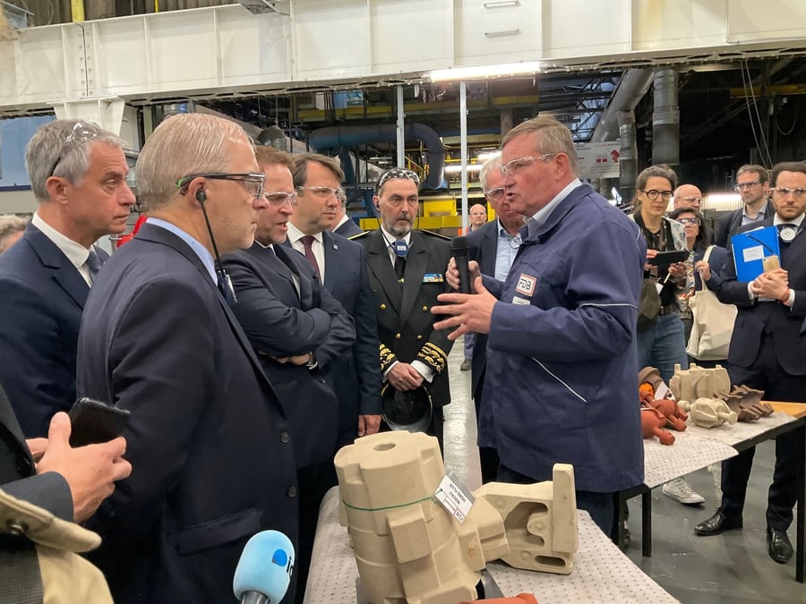 Mercredi 14 mai, le directeur général de la Fonderie de Bretagne, Jérôme Dupont, a expliqué au ministre (au milieu à gauche) et aux élus territoriaux le processus industriel de la fonderie ainsi que la préparation de l'outillage pour la fabrication des moules et des noyaux.