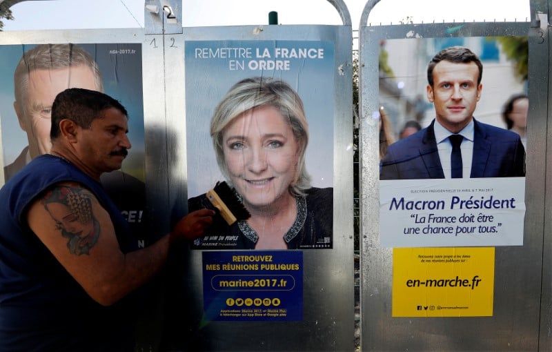 Duel macron-le pen pour le 1er tour devant fillon, selon un sondage ifop-fiducial