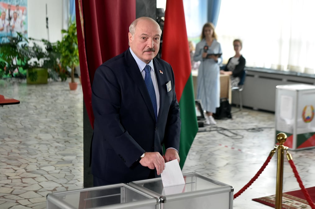 Loukachenko brigue un nouveau mandat en bielorussie, ou l'opposition presente un front uni