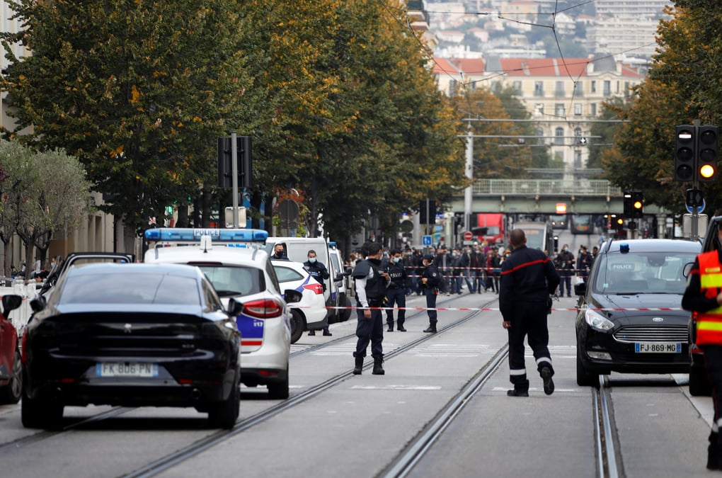 France: une femme decapitee a nice, un homme tue de coups a la gorge