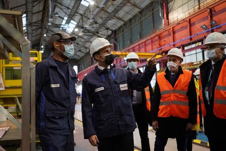 Le futur porte-avions francais sera dote de la propulsion nucleaire, annonce macron