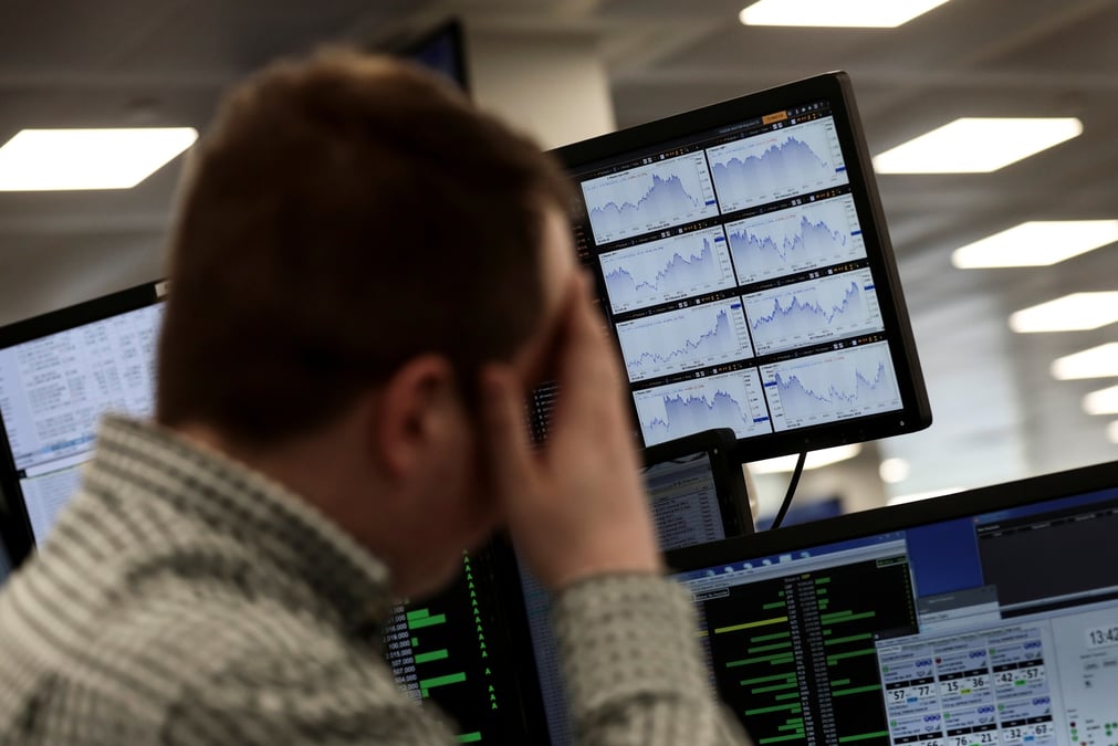 Un trader travaille en salle des marches de l'indice ig