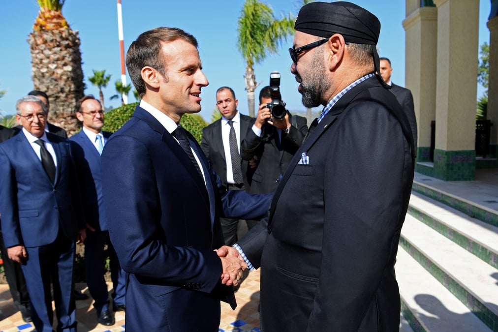 Photo d'archives: emmanuel macron serre la main du roi du maroc mohammed vi a l'aeroport de tanger