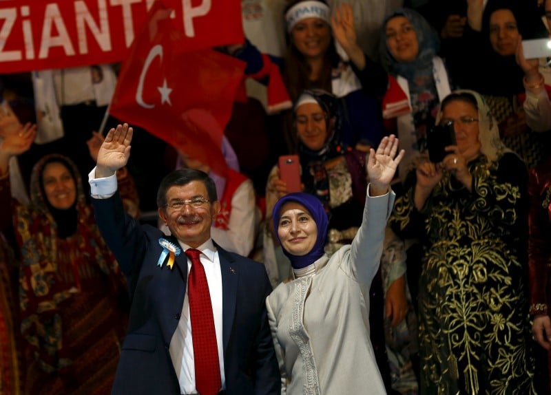 Ahmet davutoglu conserve la presidence de l'akp en turquie