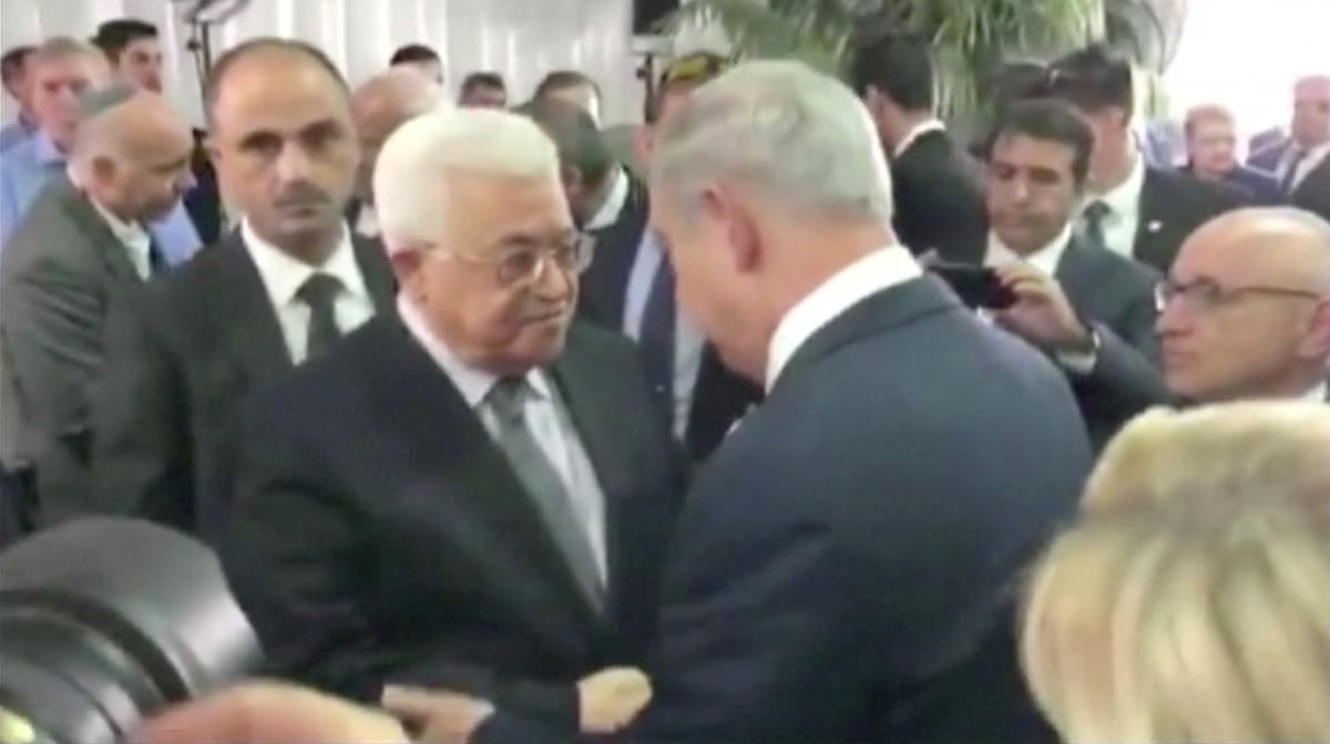 Abbas et netanhayu echangent des mots aux obseques de shimon peres