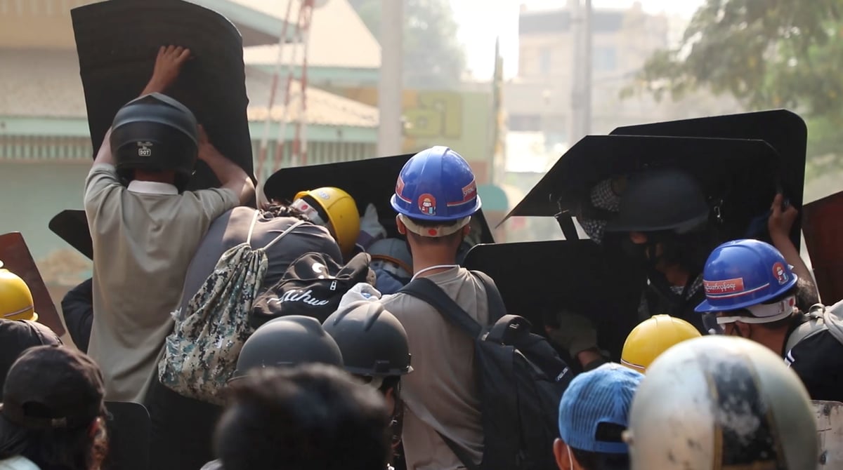 Birmanie: les manifestations reprennent apres des raids nocturnes