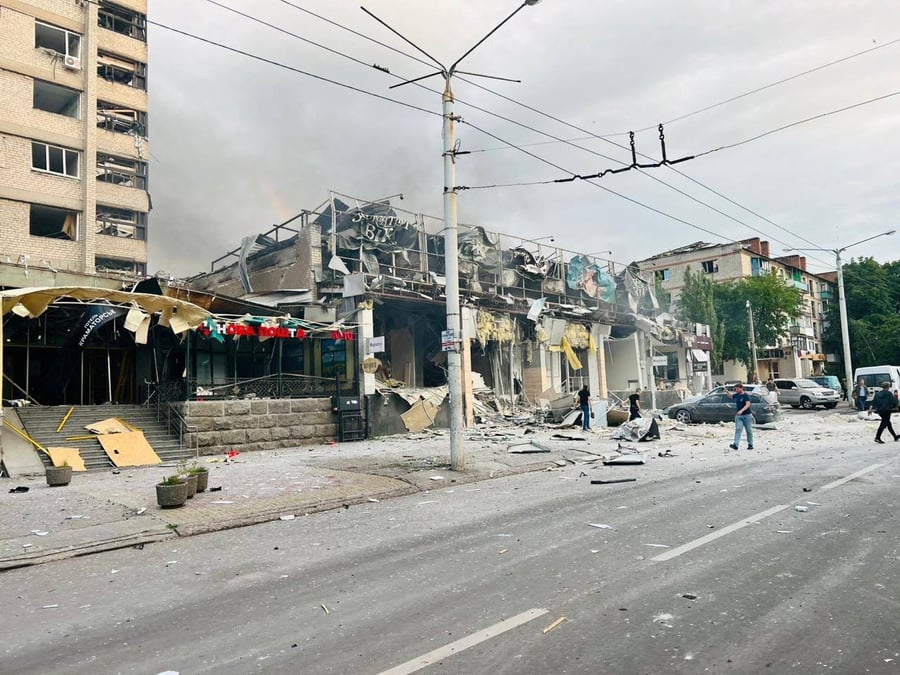 Un batiment endommage par une frappe de missile russe a kramatorsk, en ukraine