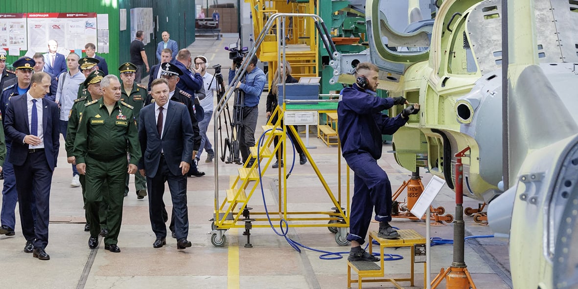 Le ministre russe de la Défense, Sergueï Choïgou, lors d’une visite d’usine d’hélicoptères dans le territoire de Primorsk (Est).