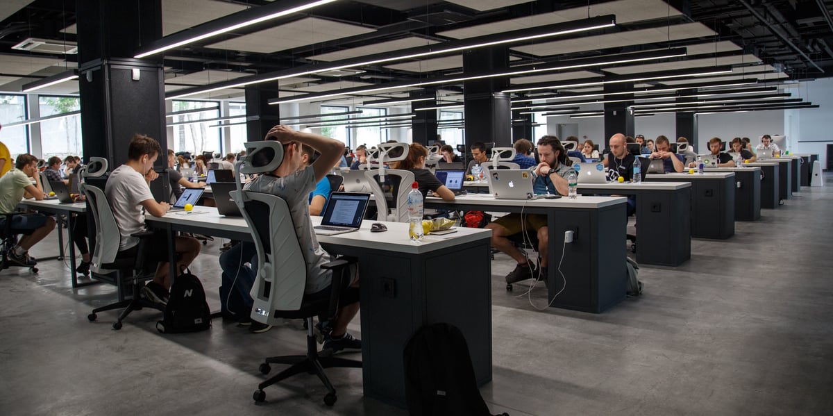 Les personnes qui travaillent en open space sont les plus touchées : 74% des actifs interrogés travaillant dans ces conditions se disent gênés par le bruit.
