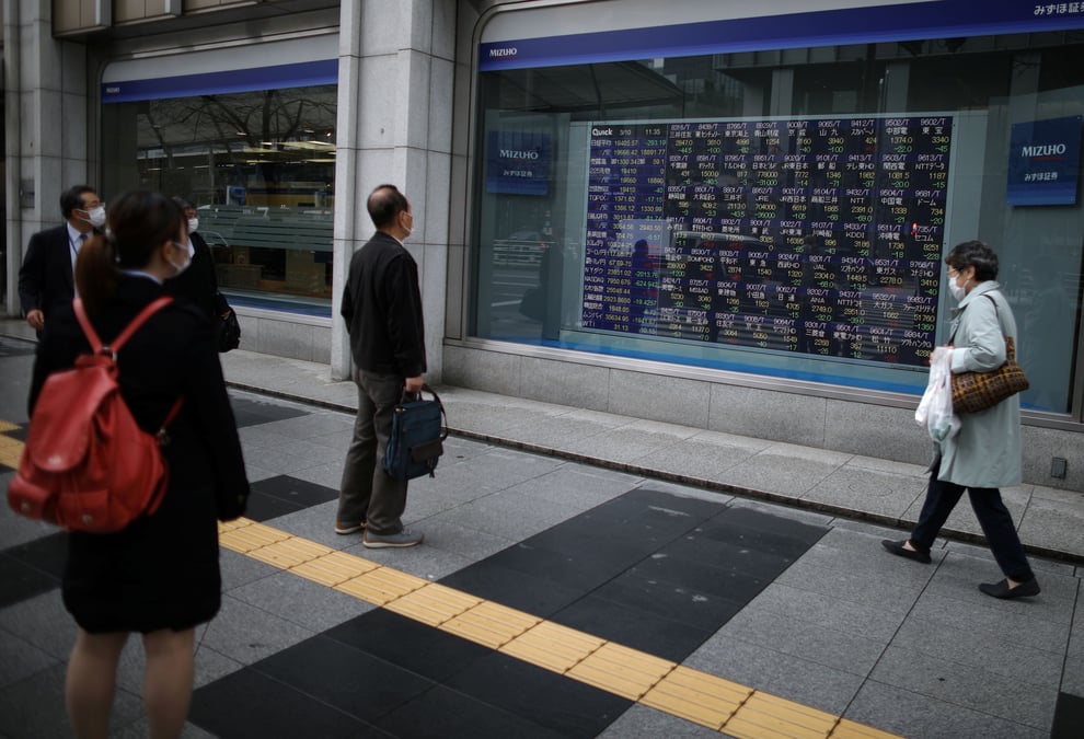 Tokyo termine en baisse