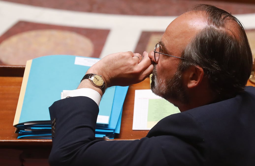 Phippe annonce une aide de 200 euros aux jeunes precaires