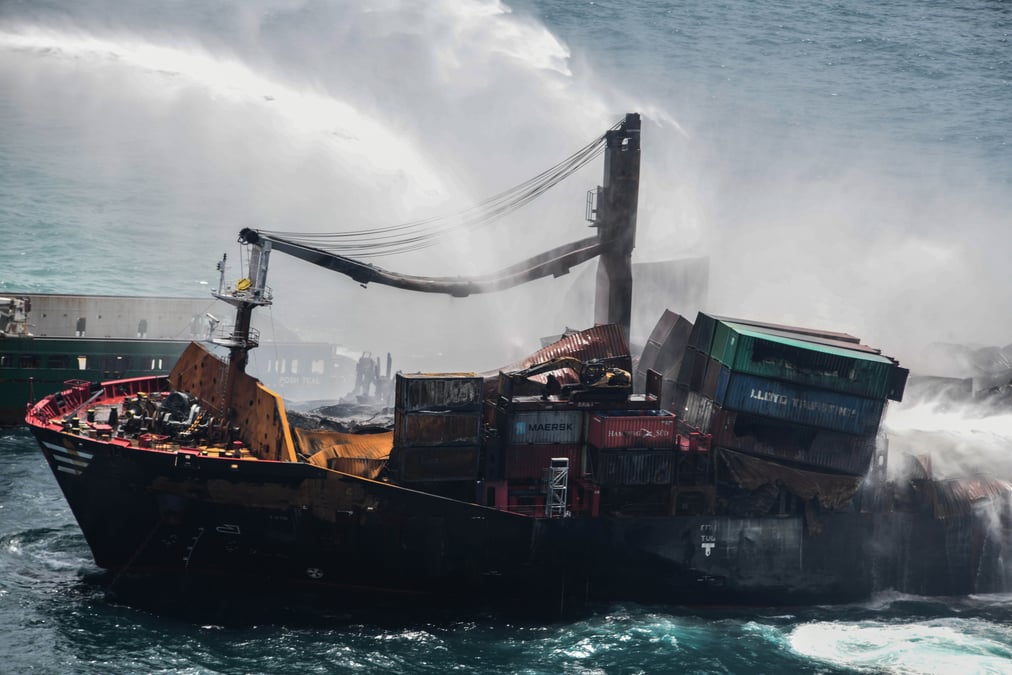 Sri lanka: le naufrage d'un cargo fait craindre un desastre ecologique