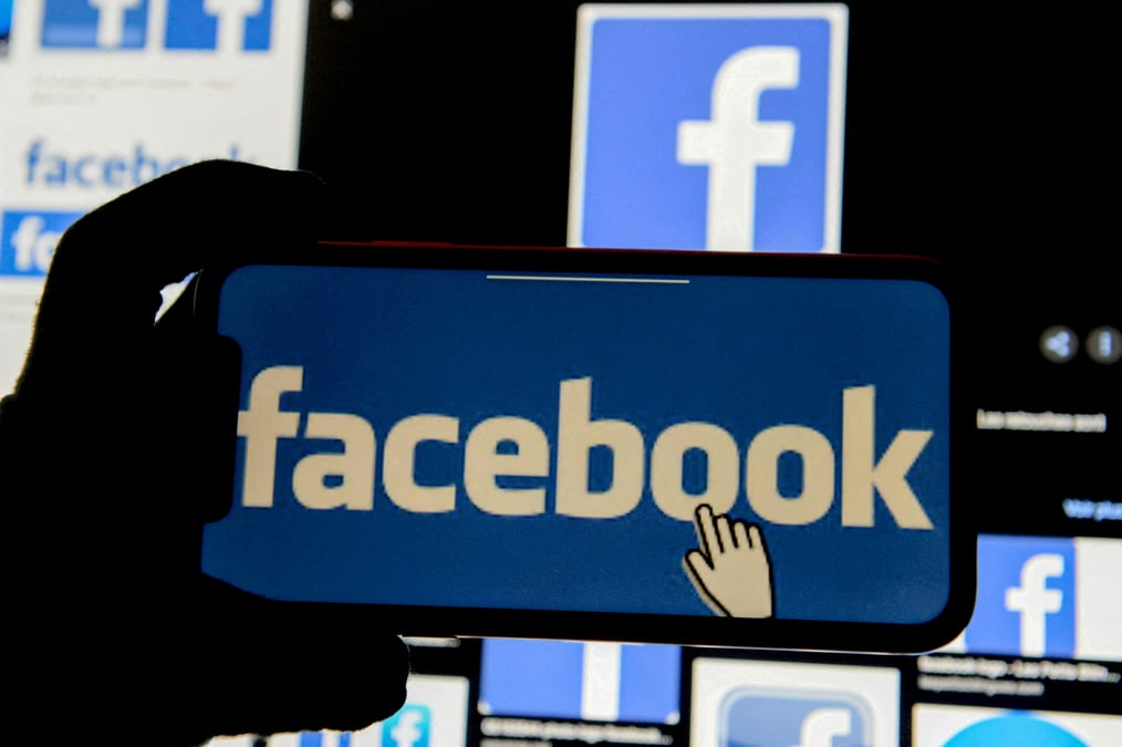Facebook denonce les activites de firmes de surveillance numerique
