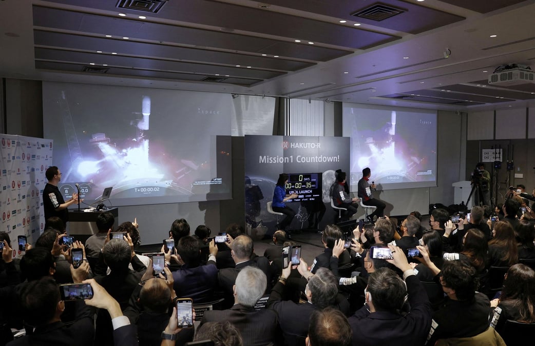 Des responsables de la mission hakuto-r d'ispace inc pendant la diffusion en direct du lancement d'une fusee falcon 9 de spacex a la station spatiale de cap canaveral