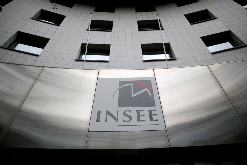 Le logo de l'insee sur un immeuble de bureaux a nantes