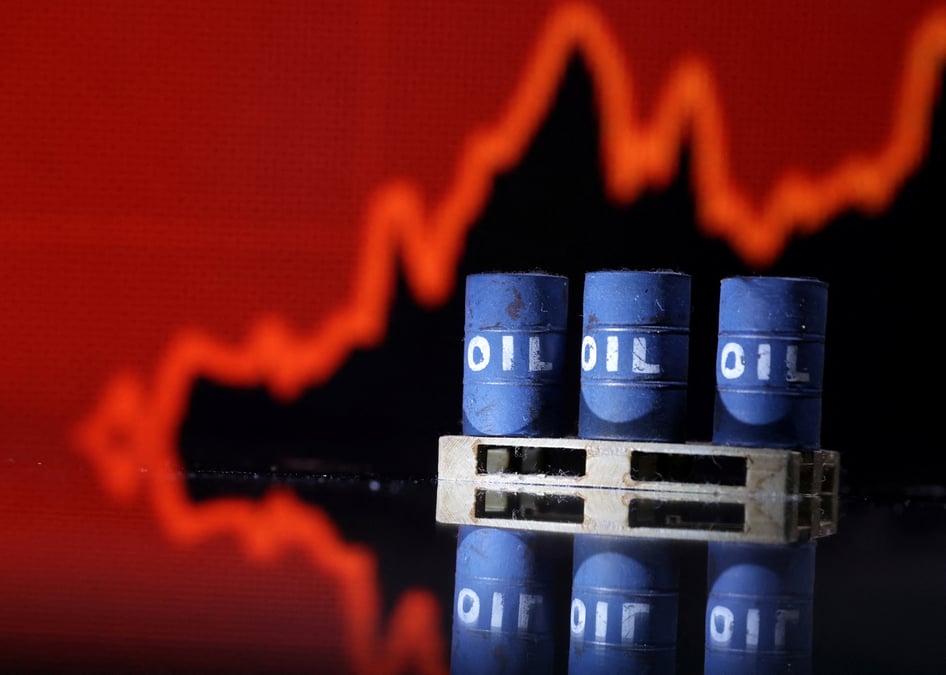 Illustration montrant des barils de petrole devant un graphique boursier