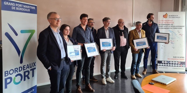 Jean-Frédéric Laurent, le patron du Grand port maritime de Bordeaux, François Bafou, le directeur de Bordeaux Technowest, et les lauréats du deuxième appel à projets Bordeaux Technoports.