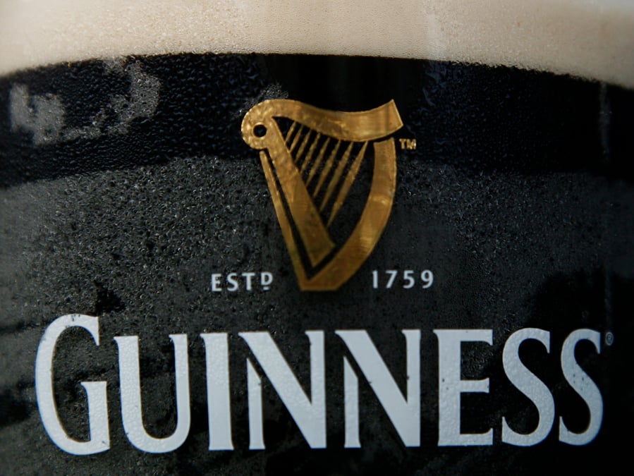 Photo d'archives : une pinte de biere guinness de diago dans un pub de londres